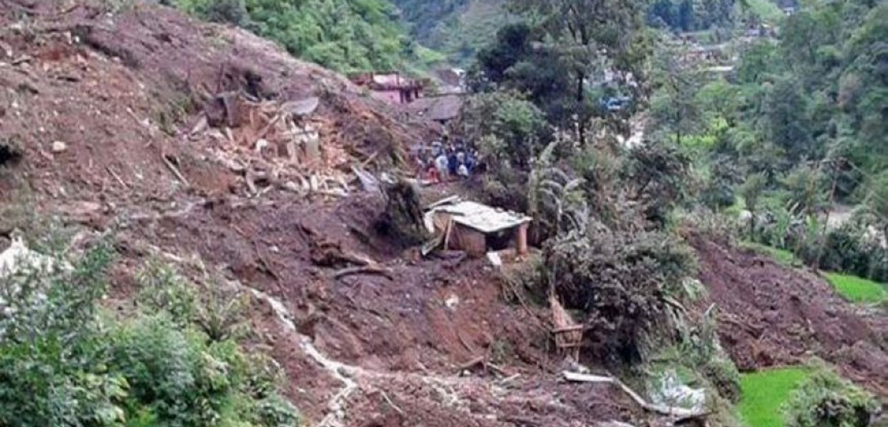 माथिल्लो घरको आँगनबाट पहिरो खस्दा तल्लो घरमा सुतिरेहका युवक पुरिए