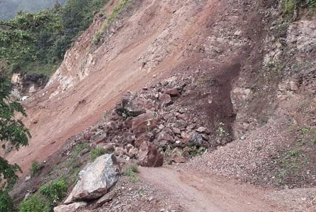 कालीगण्डकी करिडोरमा सुक्खा पहिरो, सडक खुल्न एक साता लाग्ने
