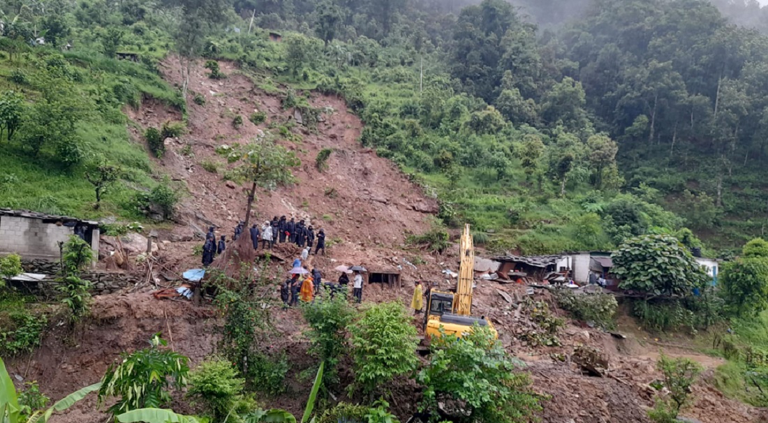 पहिरोमा पुरिएर तीन जनाको मृत्युपछि पुरै गाउँ शोकमा