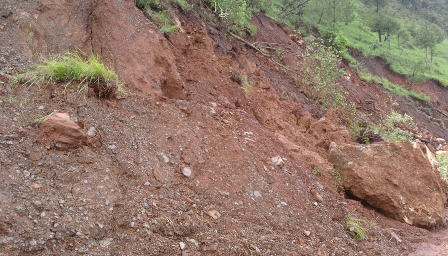 सहस्रधारामा पहिरो खस्यो, मध्यपहाडी लोकमार्ग अवरुद्ध