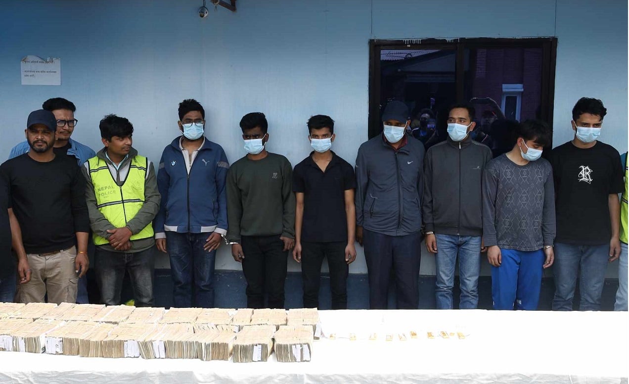 करिब डेढ किलो सुन र झण्डै डेढ करोड नगदसहित काठमाडौंबाट ७ जना पक्राउ