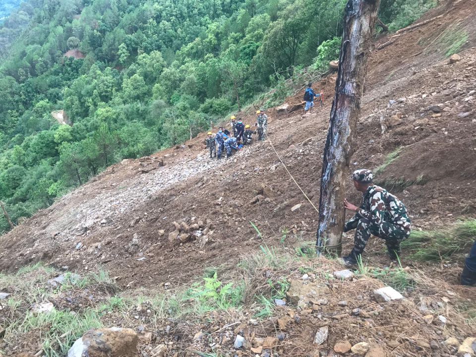 पहिराले गाडी बगाउँदा मृत्यु हुनेको संख्या चार पुग्यो