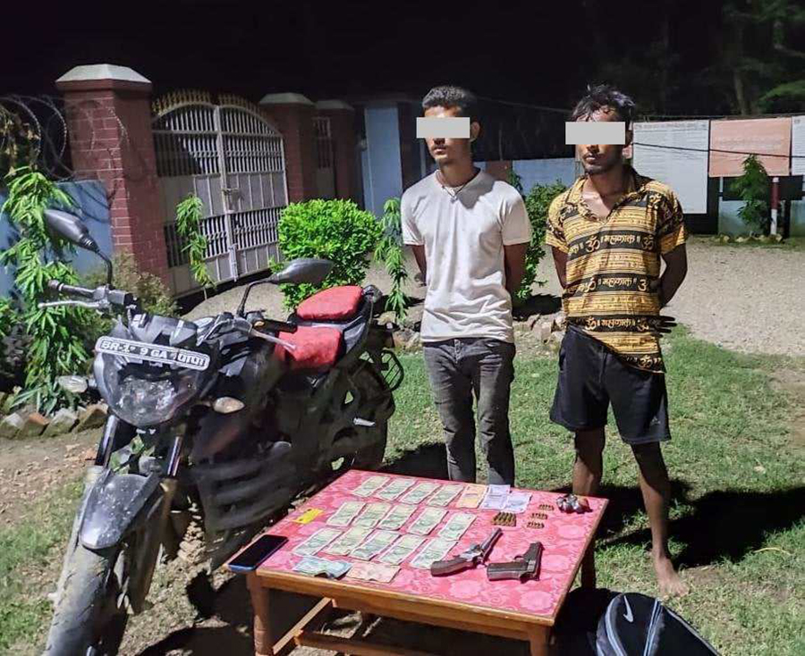 भारतबाट नेपाल आउने क्रममा पेस्तोलसहित २ जना पक्राउ