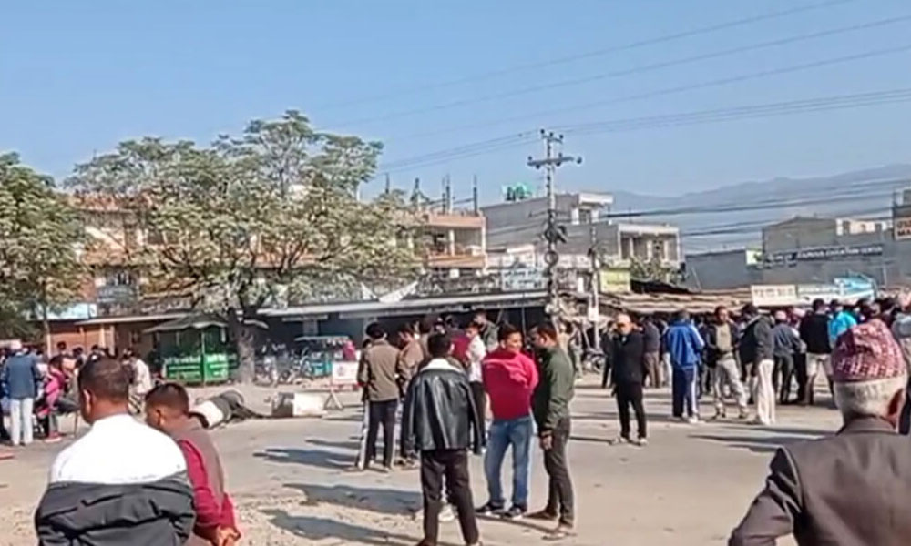 युवक हत्या : सेनाको गाडीमा ढुंगा प्रहार, पूर्वपश्चिम राजमार्ग अवरुद्ध