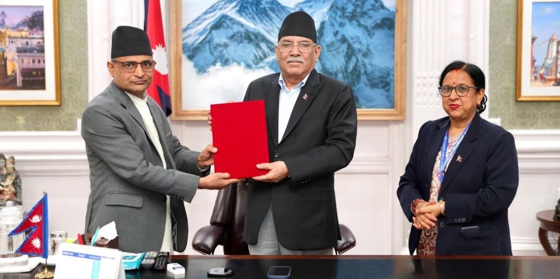 महान्यायाधिवक्ता पोखरेलले प्रधानमन्त्रीसमक्ष बुझाए फौजदारी न्याय प्रशासन सुधार प्रतिवेदन