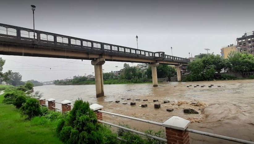शंखमुलको पुलबाट हामफाल्न खोजेका युवककाे उद्धार