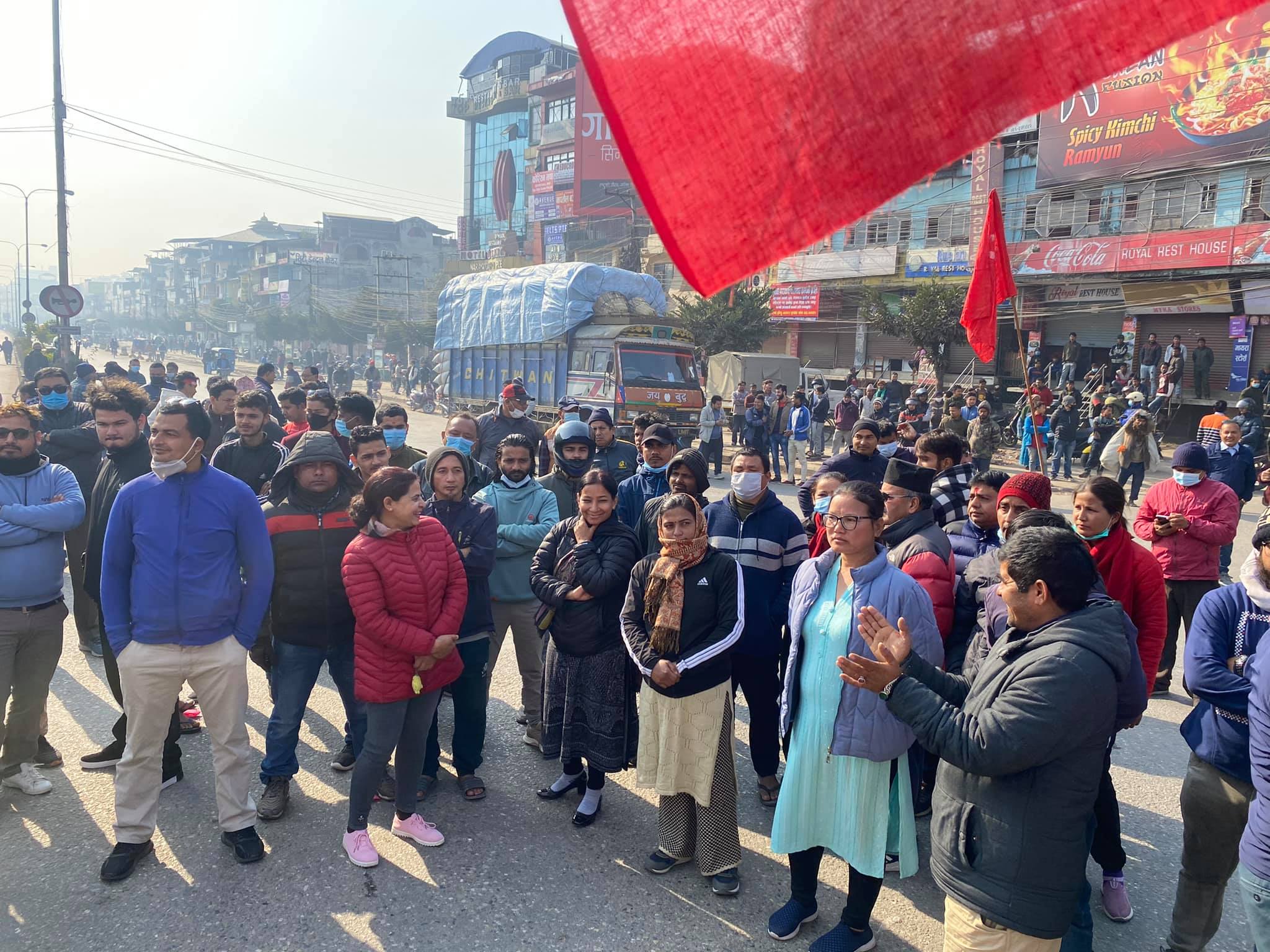 नेकपाका दुवै समूह प्रदर्शनमा, आयो झडपको स्थिति
