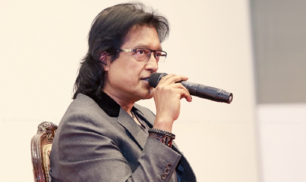 टेलिभिजन रियालिटी शो ‘रिभोलुसनरी एग्रिकल्चर वार ‘र’ होस्ट गर्दै राजेश हमाल