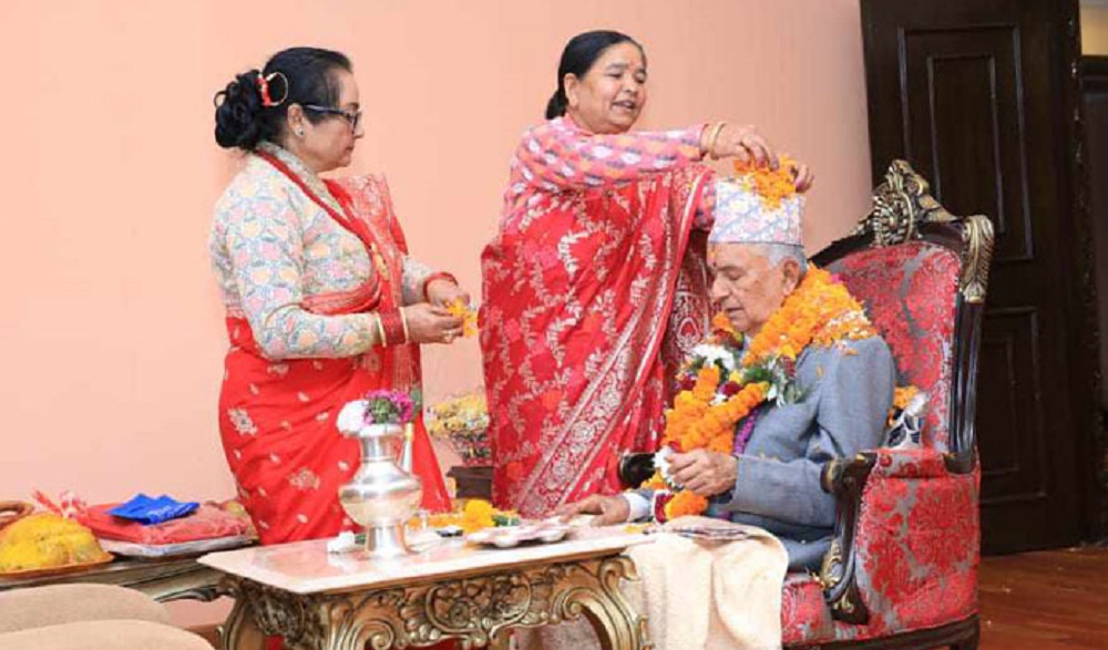राष्ट्रपति पौडेलले बहिनीहरुबाट लगाए भाइटीका