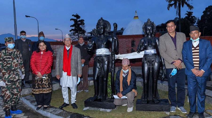 प्रधानमन्त्री ओलीले हस्तान्तरण गरे राम-सीताको मूर्ति