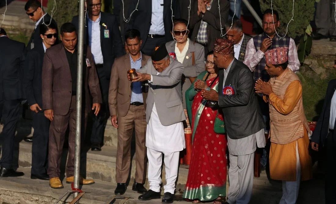राष्ट्रपति पौडेलले दिए अस्ताउँदो सूर्यलाई अर्घ