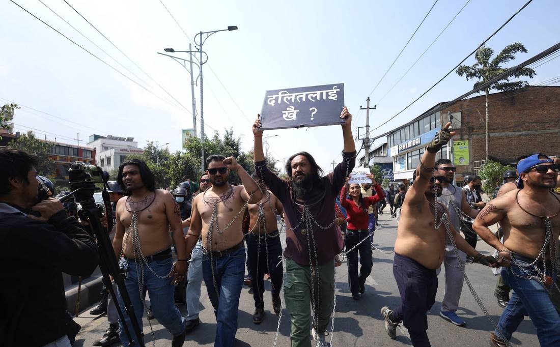 दलित परिवारको घर भत्काएको विरोधमा ‘अर्धनग्न’ निस्किए युवा