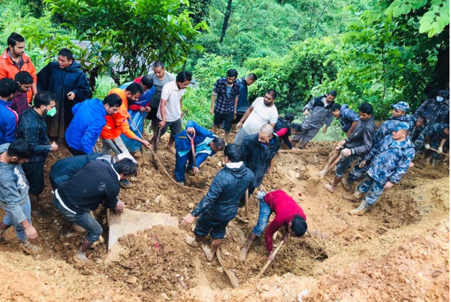 पहिरोले घर पुरिँदा पाँच वर्षीय छोराको मृत्यु, बुवा घाइते