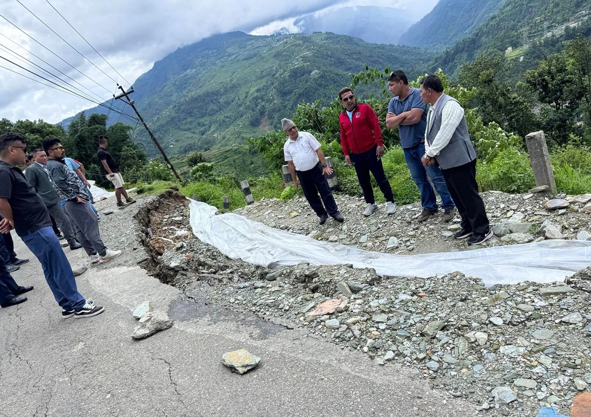 पर्वतमा सडक भासिएपछि सिंगो बस्ती जोखिममा