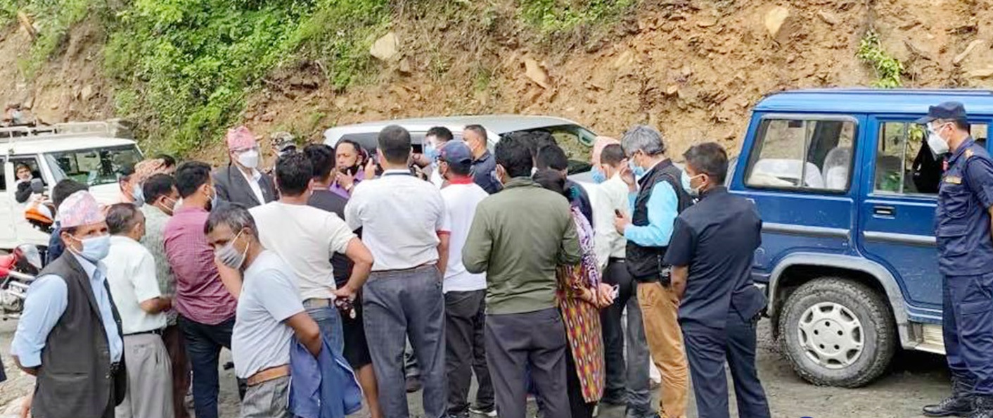 स्वास्थ्य सामग्री लिएर गृहजिल्ला आएका सभामुखलाई स्थानीयले एकाएक  घेरा हाले