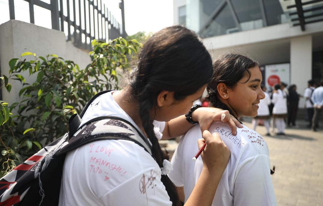 सकियो एसईई, सम्झना र मायाको चिनो स्वरुप एक अर्काको सर्टमा सन्देश