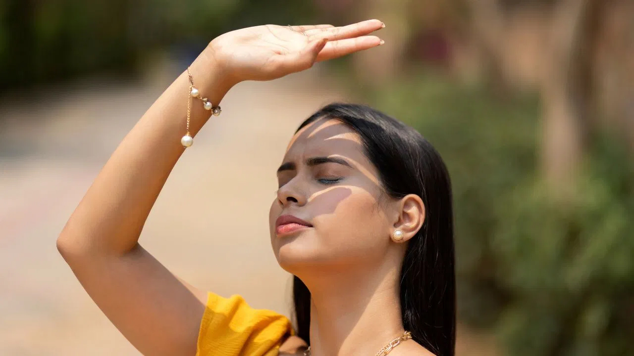 गर्मीमा पसिनाले छालालाई हानि पुर्‍याउन सक्छ, कसरी हेरचाह गर्ने ?