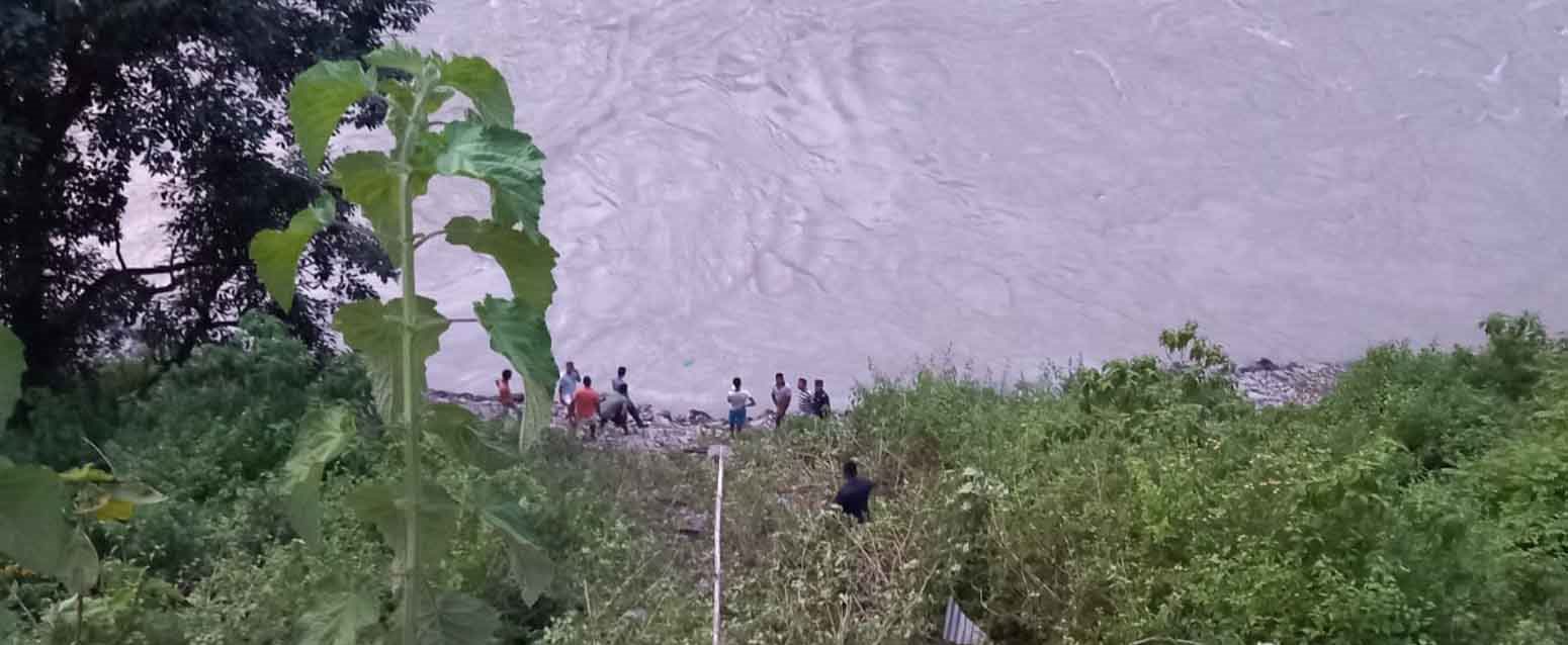 गाडीसहित सुनकोशीमा खसेर तीन जना बेपत्ता