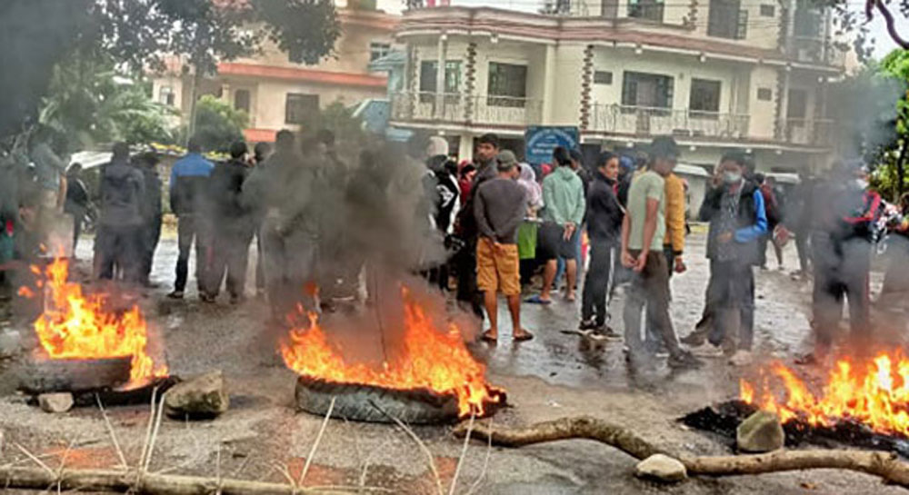 बस दुर्घटनामा मृत्यु भएकाको परिवारले गरे प्रदर्शन