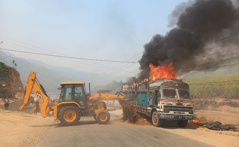 गुडिरहेको ट्रकमा आगलागी, सवारी आवागमन रोकियो