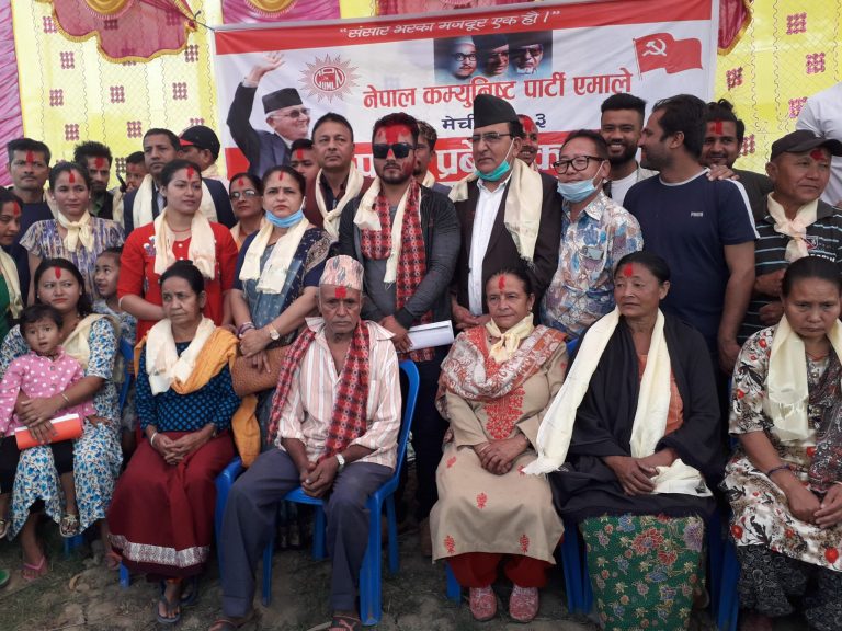 कांग्रेस परित्याग गरी गाउँ नै एमालेमा प्रवेश
