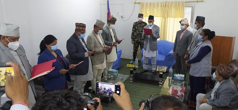 स्पष्टीकरण नबुझाउने सुदूरपश्चिम एमालेका ६ मन्त्रीलाई निष्कासित गर्न केन्द्रलाई सिफारिस
